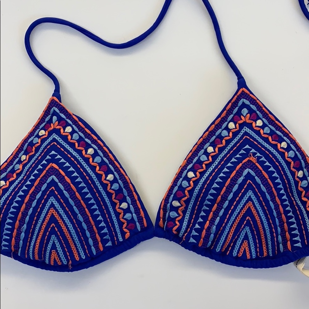 Embroidered bikini top. American Eagle.